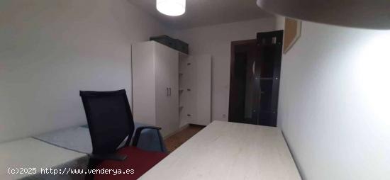  Se alquilan habitaciones en apartamento de 3 dormitorios en Ciudad Lineal - MADRID 