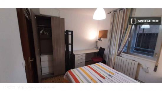 Se alquilan habitaciones en apartamento de 3 dormitorios en Ciudad Lineal - MADRID