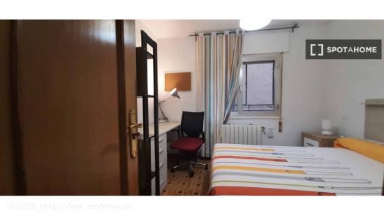 Se alquilan habitaciones en apartamento de 3 dormitorios en Ciudad Lineal - MADRID