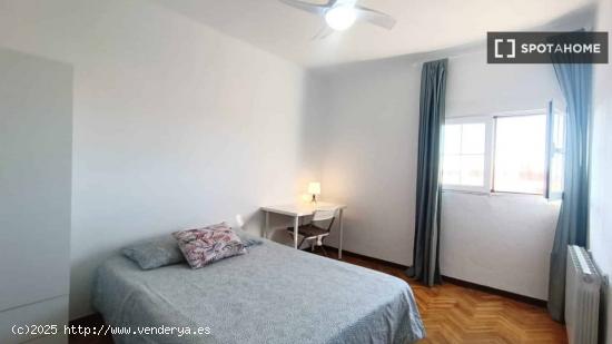 Alquiler de habitaciones en piso de 6 dormitorios en Portazgo - MADRID