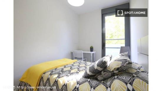 Se alquilan habitaciones en apartamento de 4 dormitorios en Lavapiés - MADRID