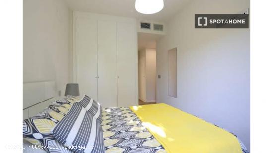 Se alquilan habitaciones en apartamento de 4 dormitorios en Lavapiés - MADRID