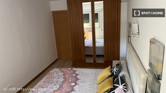 Amplia habitación en alquiler en piso de 4 dormitorios en Príncipe Pío - MADRID