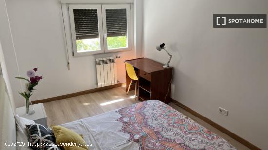 Amplia habitación en alquiler en piso de 4 dormitorios en Príncipe Pío - MADRID