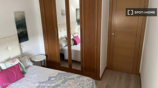 Se alquila habitación luminosa en apartamento de 4 dormitorios en Príncipe Pío - MADRID