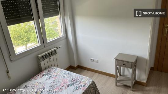 Cómoda habitación en alquiler en piso de 4 dormitorios en Príncipe Pío - MADRID