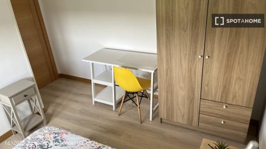 Cómoda habitación en alquiler en piso de 4 dormitorios en Príncipe Pío - MADRID