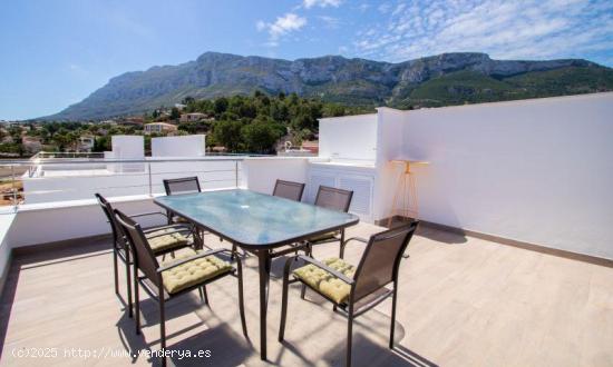 Chalet adosado moderno con jardin y solárium privado en Denia - ALICANTE