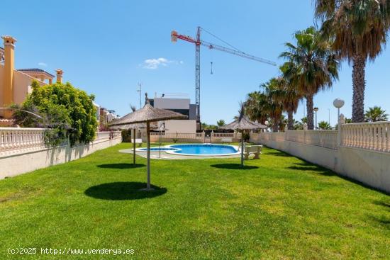 Bungalow en planta alta de 2 habitaciones y 2 baños con solárium, Lomas de Cabo Riog - ALICANTE