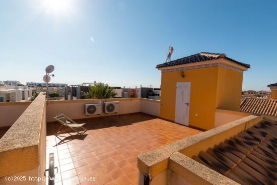 Bungalow en planta alta de 2 habitaciones y 2 baños con solárium, Lomas de Cabo Riog - ALICANTE