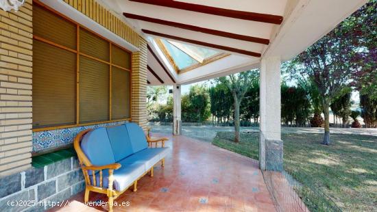 Chalet con piscina privada y casa de invitados. Gran parcela en Miralbueno - ZARAGOZA