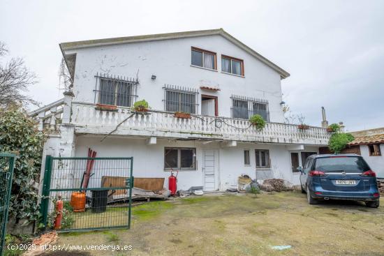 Casa independiente de 3 plantas y piscina privada en Alagón - ZARAGOZA