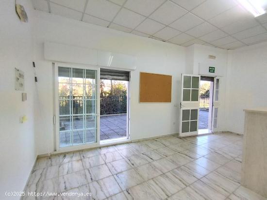  Se vende Local Comercial en Urbanización Golf Guadiana, totalmente acondicionado. - BADAJOZ 