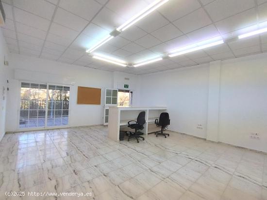 Se vende Local Comercial en Urbanización Golf Guadiana, totalmente acondicionado. - BADAJOZ