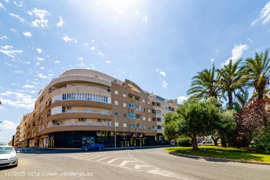  PISO DE 2 DORMITORIOS CON PISCINA EN TORREVIEJA CERCA DEL CENTRO DE TORREIVEJA - ALICANTE 