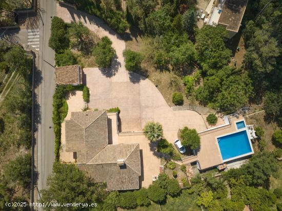 Bonito Chalet en Urbanización de Esporlas con piscina , garaje y estudio - BALEARES