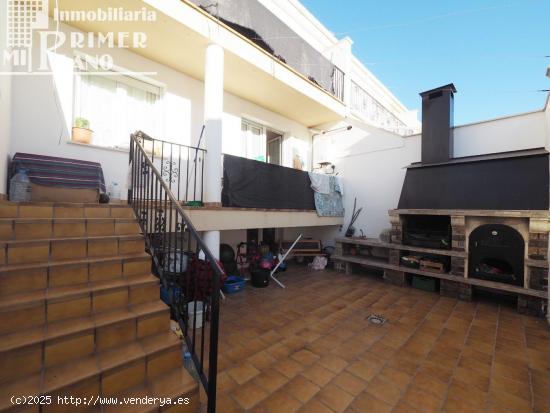 *¡Oportunidad de compra en Tomelloso! Casa por c/Socuellamos con 4 dormitorios, garaje y patio* - C