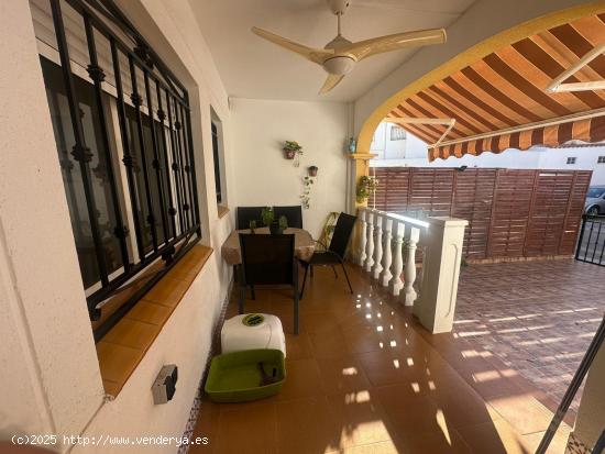 SE ALQUILA BUNGALOW BAJO  DE 2 D CON JARDIN EN ORIHUELA COSTA - ALICANTE