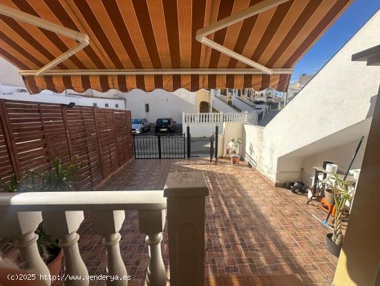 SE ALQUILA BUNGALOW BAJO  DE 2 D CON JARDIN EN ORIHUELA COSTA - ALICANTE