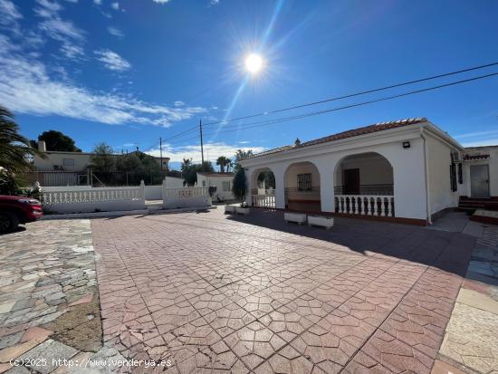 SE VENDE CHALET CON DOS VIVIENDAS EN ELCHE, URBANIZACIÓN MONTESOL - ALICANTE