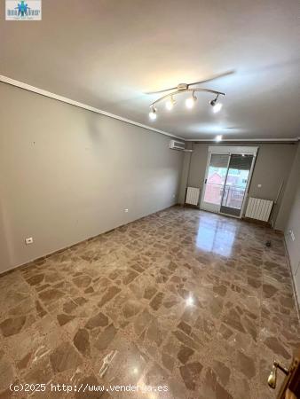 SE VENDE PISO ( SEMINUEVO ) AMPLIO Y LUMINOSO --SE PERMITE ALQUILER CON OPCION A COMPRA - ALBACETE