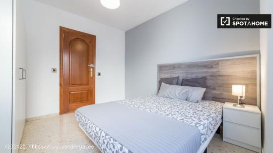 Acogedora habitación en un apartamento de 5 dormitorios en Camins al Grau - VALENCIA