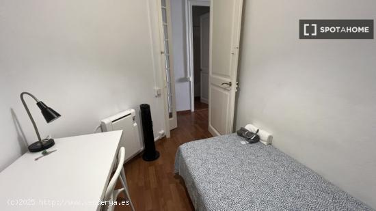 Habitación en piso compartido en barcelona. - BARCELONA