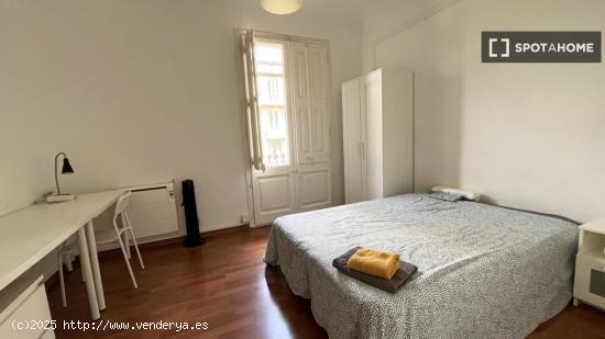 Habitación en piso compartido en barcelona. - BARCELONA