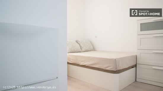 Se alquilan habitaciones en apartamento de 4 dormitorios en Salamanca - MADRID