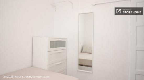 Se alquilan habitaciones en apartamento de 4 dormitorios en Salamanca - MADRID