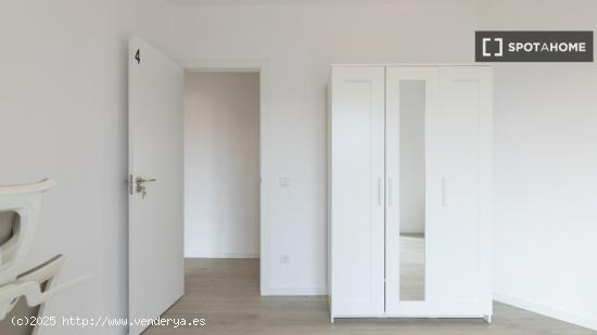 Se alquila habitación en piso de 6 habitaciones en Valencia - VALENCIA