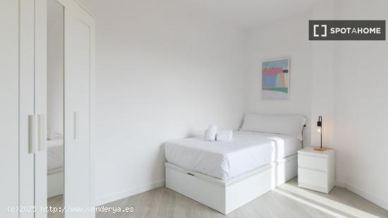 Se alquila habitación en piso de 6 habitaciones en Valencia - VALENCIA