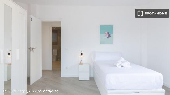 Se alquila habitación en piso de 6 habitaciones en Valencia - VALENCIA