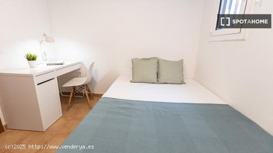 Se alquila habitación en piso de 3 habitaciones en Barcelona - BARCELONA