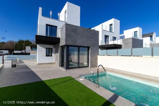  Villa de lujo con   3 dormitorios con piscina y garaje, zona Los Balcones - ALICANTE 