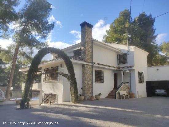 EXCELENTE CHALET CON PISCINA Y MUY CERCA DEL CASCO URBANO - ALBACETE