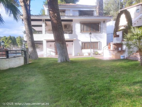 EXCELENTE CHALET CON PISCINA Y MUY CERCA DEL CASCO URBANO - ALBACETE