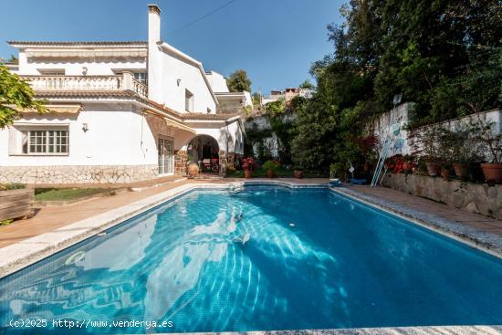 Espectacular casa en Dosrius con impresionante piscina y hermoso jardín - BARCELONA