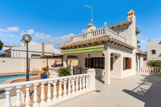 CHALET INDEPENDIENTE CON PISCINA Y GARAJE CERCA DE LA PLAYA EN LA ZENIA - ALICANTE