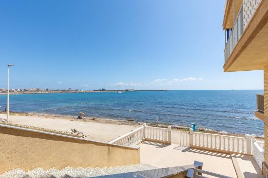 Exclusivo Piso Reformado en Primera Línea de Playa en Torrevieja con Amplia Terraza y Vistas al Mar