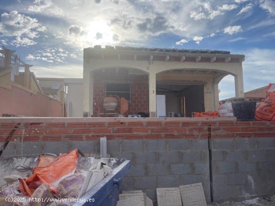 CHALET EN CONSTRUCCIÓN EN LOS ALTOS, LOS BALCONES CON PISCINA Y SOLÁRIUM - ALICANTE