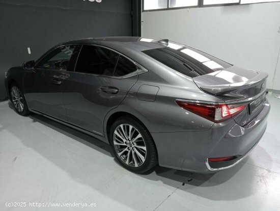 Lexus ES 2.5 300h Executive - 