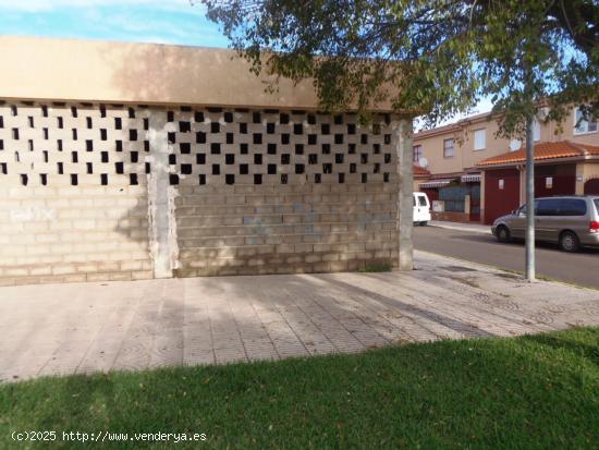 LOCAL EN BRUTO POSIBILIDAD DE VENTA U OPCION COMPRA   300MTRS - BADAJOZ