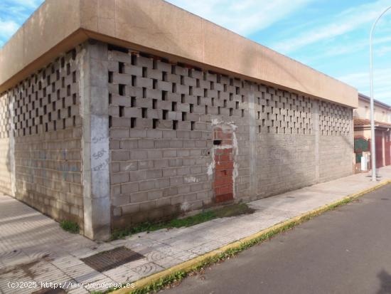 LOCAL EN BRUTO POSIBILIDAD DE VENTA U OPCION COMPRA   300MTRS - BADAJOZ