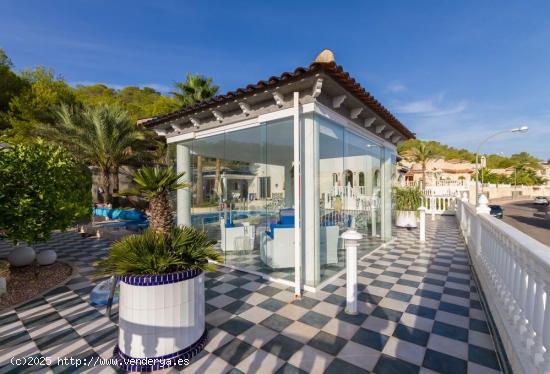 IMPRESIONANTE CHALET DE LUJO CON VISTAS A LA MONTAÑA - ALICANTE