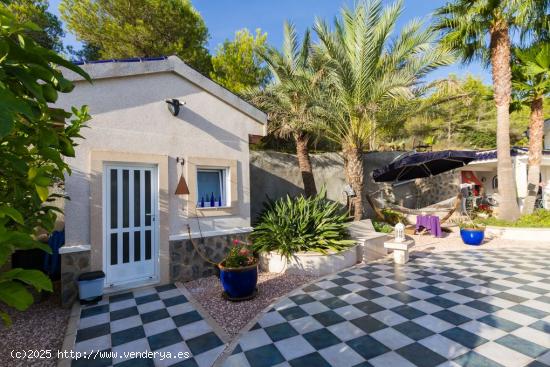 IMPRESIONANTE CHALET DE LUJO CON VISTAS A LA MONTAÑA - ALICANTE