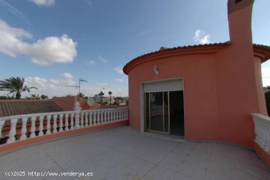 CHALET DE LUJO EN URBANIZACIÓN SAN LUIS - TORREVIEJA - ALICANTE