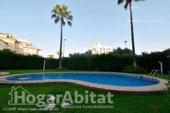 ÁTICO SEMINUEVO CON PISCINA, GARAJE Y 3 TERRAZAS JUNTO A LA PLAYA - VALENCIA