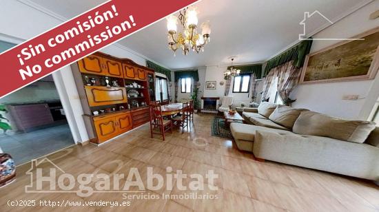 CHALET CON 2 TERRAZAS, GARAJE Y PARCELA - ALICANTE