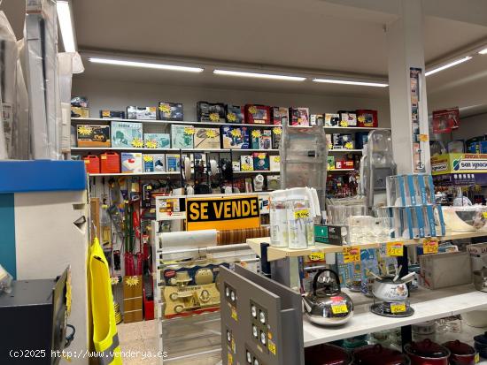 Gran local comercial en Badalona de 225 m2 en venta o traspaso de ferretería por jubilación. - BAR